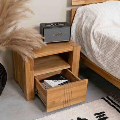 Mesita de noche de madera maciza de roble Valencia, 52,8 x 40 x 45 cm. | NordicStory