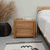 Mesa de noche de madera maciza de roble Elsa, 56,5 x 44 x 47 cm. | NordicStory