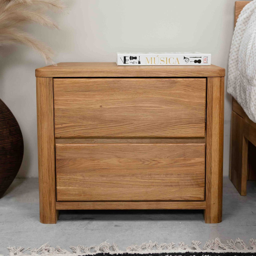 Mesa de noche de madera maciza de roble Elsa, 56,5 x 44 x 47 cm. | NordicStory