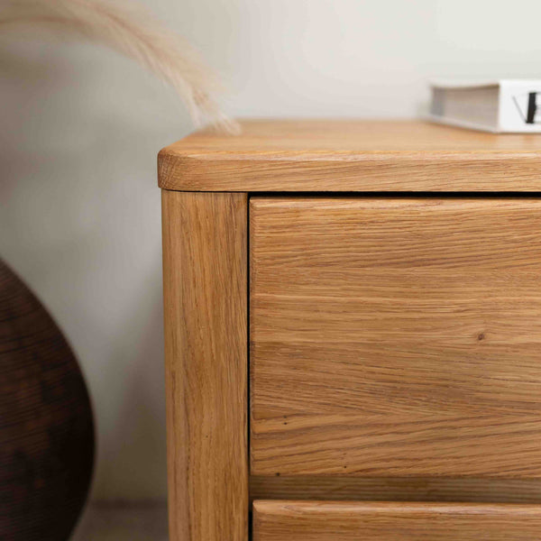 Mesa de noche de madera maciza de roble Elsa, 56,5 x 44 x 47 cm. | NordicStory