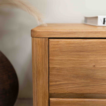 Mesa de noche de madera maciza de roble Elsa, 56,5 x 44 x 47 cm. | NordicStory