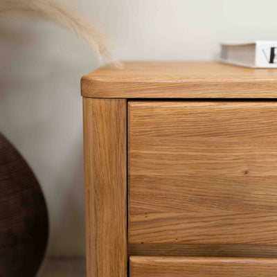 Mesa de noche de madera maciza de roble Elsa, 56,5 x 44 x 47 cm. | NordicStory