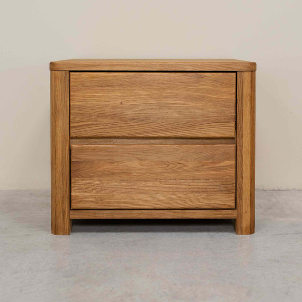 Mesa de noche de madera maciza de roble Elsa, 56,5 x 44 x 47 cm. | NordicStory