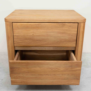 Mesa de noche de madera maciza de roble Elsa, 56,5 x 44 x 47 cm. | NordicStory