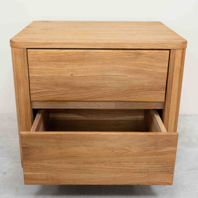 Mesa de noche de madera maciza de roble Elsa, 56,5 x 44 x 47 cm. | NordicStory