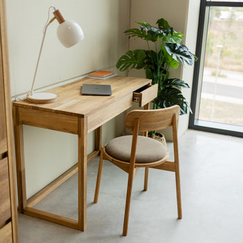 Un escritorio de estilo nórdico al 50% para espacios estrechos