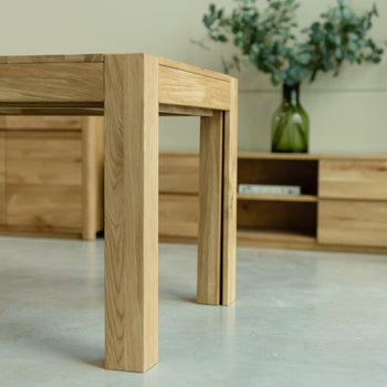 Mesa de Comedor Extensible fabricada en madera de Pino con patas torneadas