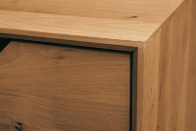 NordicStory_Vitrina_de_madera_maciza_roble_sostenible_vitrina_moderna