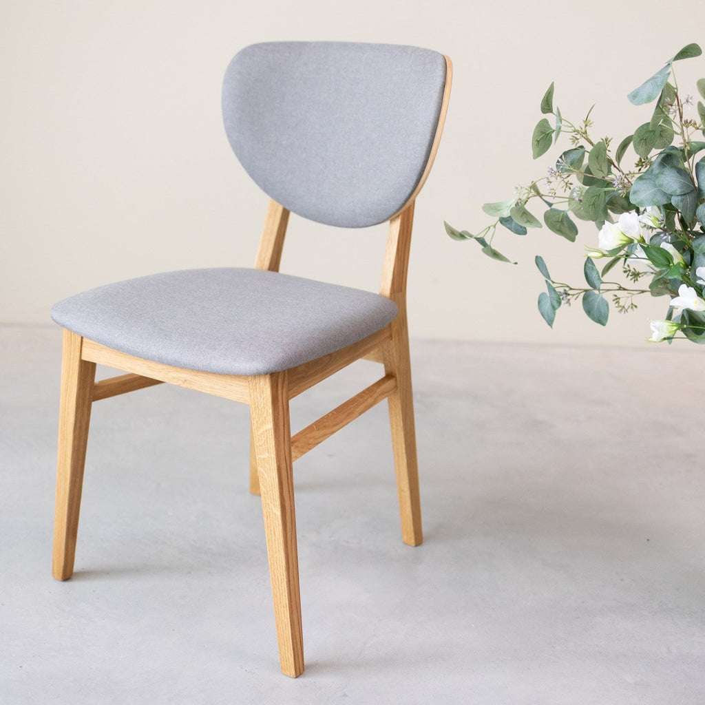 Haru silla de escritorio tapizada beige con madera y ruedas