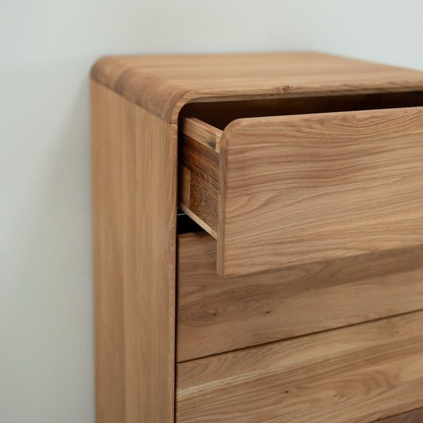 NordicStory Comoda de madera maciza roble Geneva 1, 50 x 42 x 126 cm.