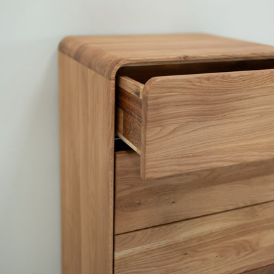 NordicStory Comoda de madera maciza roble Geneva 1, 50 x 42 x 126 cm.