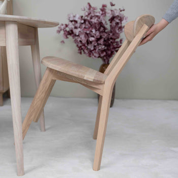 NordicStory Conjunto mesa de madera maciza Escandi 3 y dos sillas ISKU