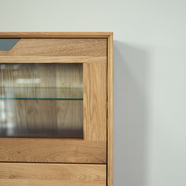 NordicStory Vitrina de madera maciza roble Bremen 3, 124 x 38 x 134 cm.