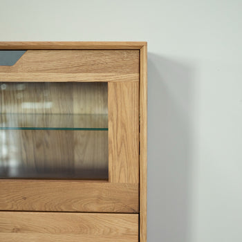 NordicStory Vitrina de madera maciza roble Bremen 3, 124 x 38 x 134 cm.