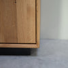 NordicStory Vitrina de madera maciza roble Bremen 3, 124 x 38 x 134 cm.