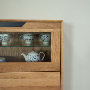 NordicStory Vitrina de madera maciza roble Bremen 3, 124 x 38 x 134 cm.