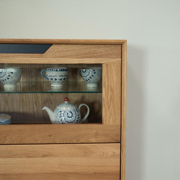NordicStory Vitrina de madera maciza roble Bremen 3, 124 x 38 x 134 cm.