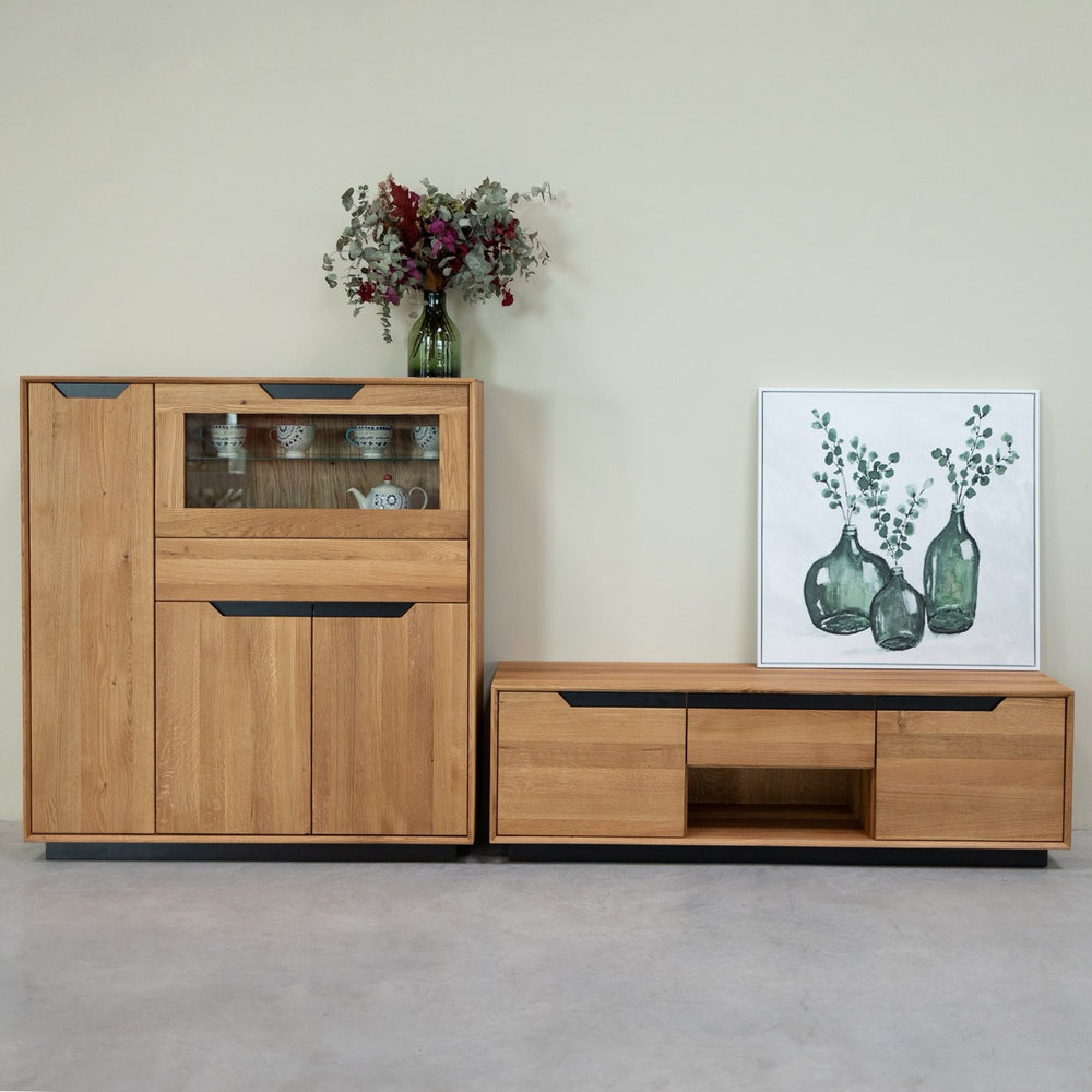 NordicStory Vitrina de madera maciza roble Bremen 3, 124 x 38 x 134 cm.