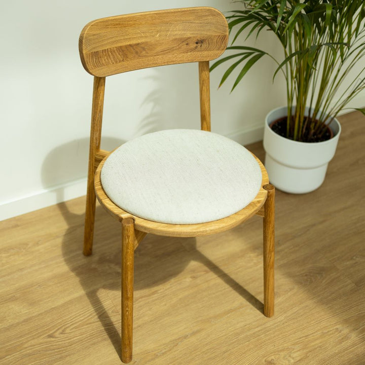 silla de madera pequeña