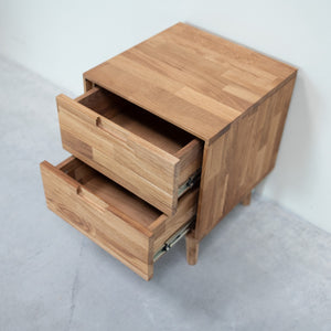 Mesita de noche de madera maciza de roble Escandi, 40 x 40 x 52 cm. | NordicStory