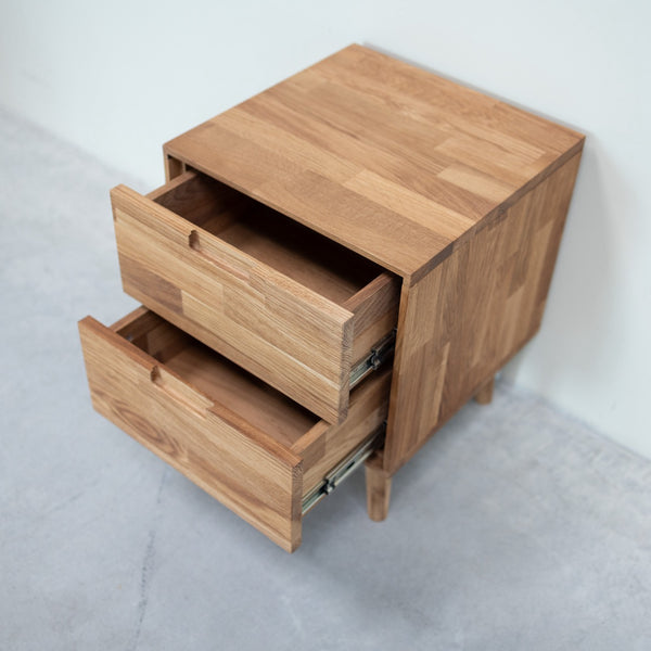 Mesita de noche de madera maciza de roble Escandi, 40 x 40 x 52 cm. | NordicStory
