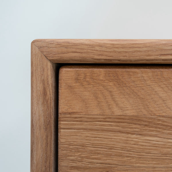 Mesita de noche de madera maciza de roble Judith