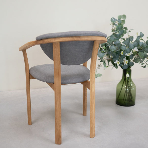 Set van 2 of 4 Alexis eetkamerstoelen, frame van massief eiken, bekleed in Scandinavisch grijs | NordicStory