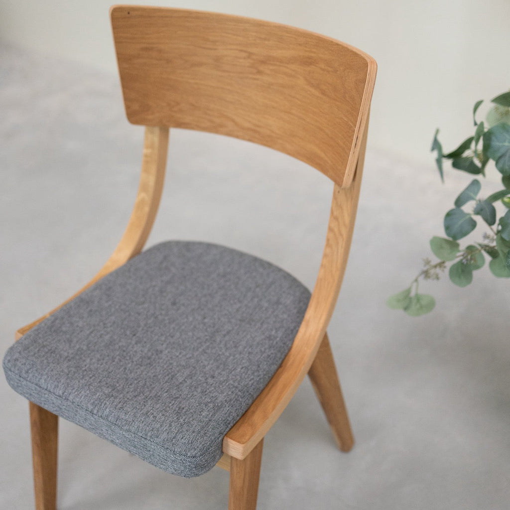 Pack de 2 o 4 Sillas de Comedor de Madera Maciza de Roble Lucas, tapizado Gris o Beige | VESKOR
