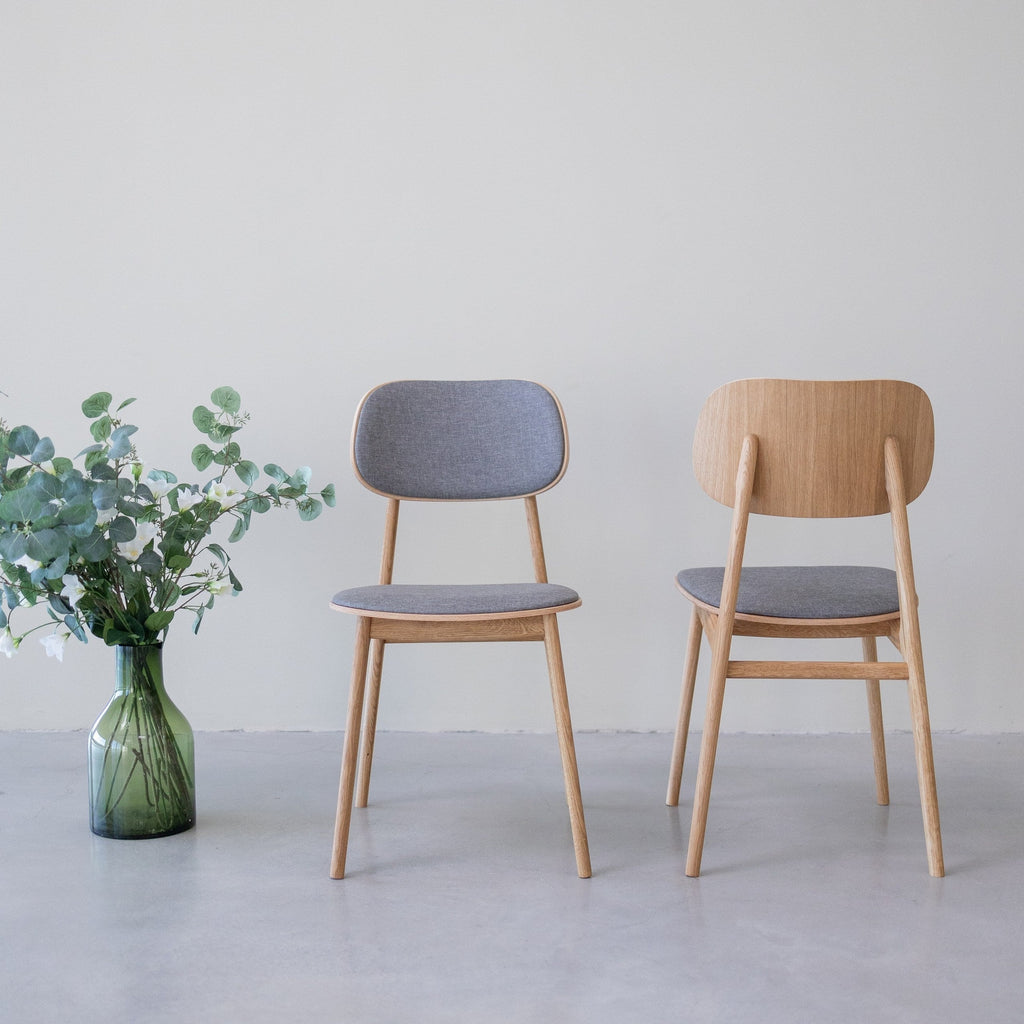 Pack de 2 o 4 Sillas de Comedor Varde, Estructura de Madera Maciza de Roble, Tapizado | NordicStory
