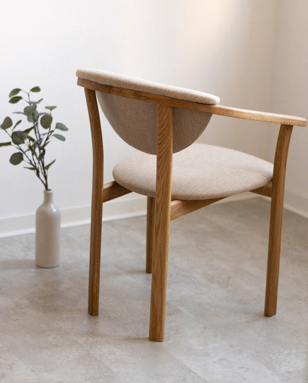 Pack de 2 o 4 Sillas de Comedor Alexis, Estructura de Madera Maciza de Roble, Tapizado en Color Beige | NordicStory