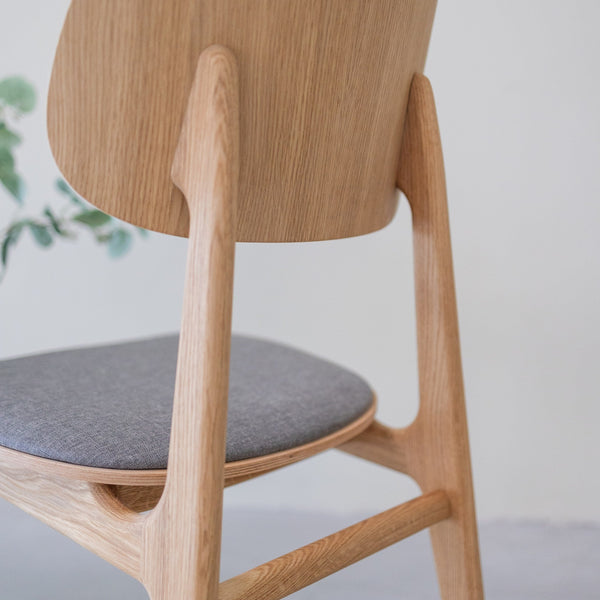 Pack de 2 o 4 Sillas de Comedor Varde, Estructura de Madera Maciza de Roble, Tapizado | NordicStory