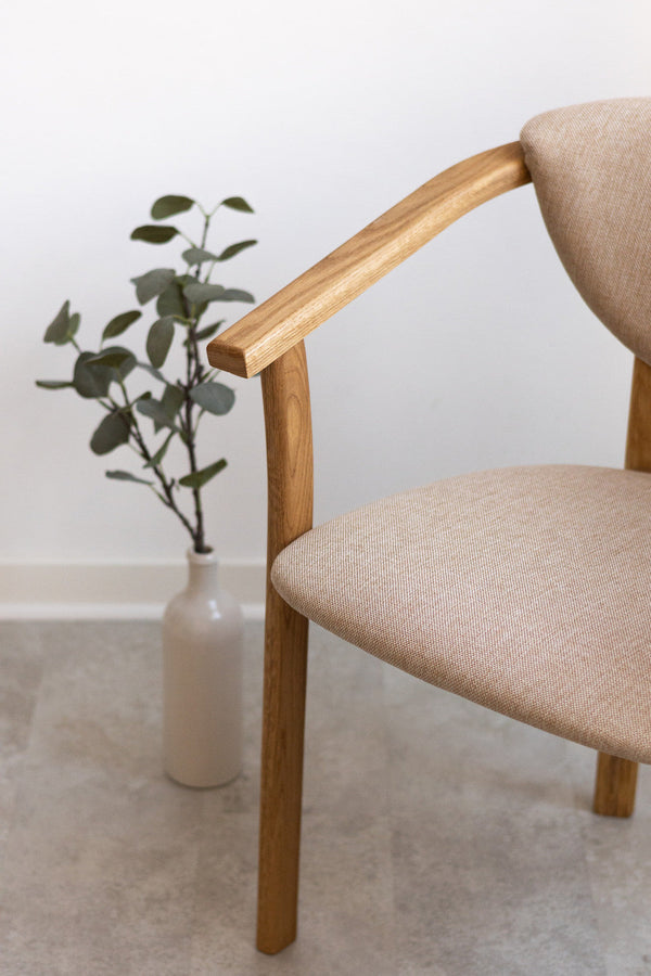 Pack de 2 o 4 Sillas de Comedor Alexis, Estructura de Madera Maciza de Roble, Tapizado en Color Beige | NordicStory