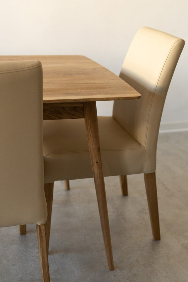 Pack de 2 o 4 Sillas de Comedor Malaga, Estructura de Madera Maciza de Roble, Tapizado en Color Beige | NordicStory