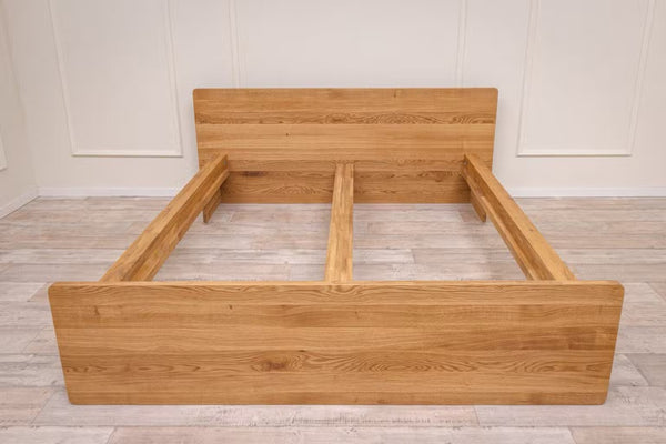 Cama con almacenaje de madera maciza de roble Solvig | NordicStory