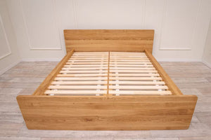 Cama con almacenaje de madera maciza de roble Solvig | NordicStory