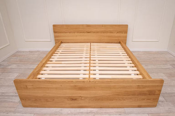 Cama con almacenaje de madera maciza de roble Solvig | NordicStory