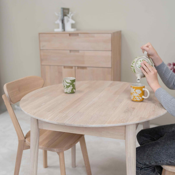 Mesa de comedor redonda y extensible de madera maciza de roble Escandi 3, 100-130 x 100 x 75 cm. | NordicStory
