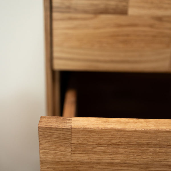 Cómoda alta de madera maciza de roble Escandi 6 NordicStory RobleStore