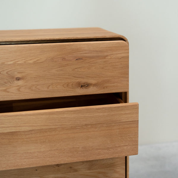 Comoda de madera maciza roble Geneva 2 Cajonera alta con 4 cajones Roble.Store NordicStory