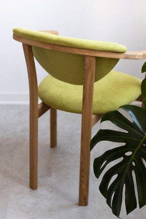 Pack de 2 o 4 Sillas de Comedor Alexis, Estructura de Madera Maciza de Roble, Tapizado en Color Verde Vida | NordicStory