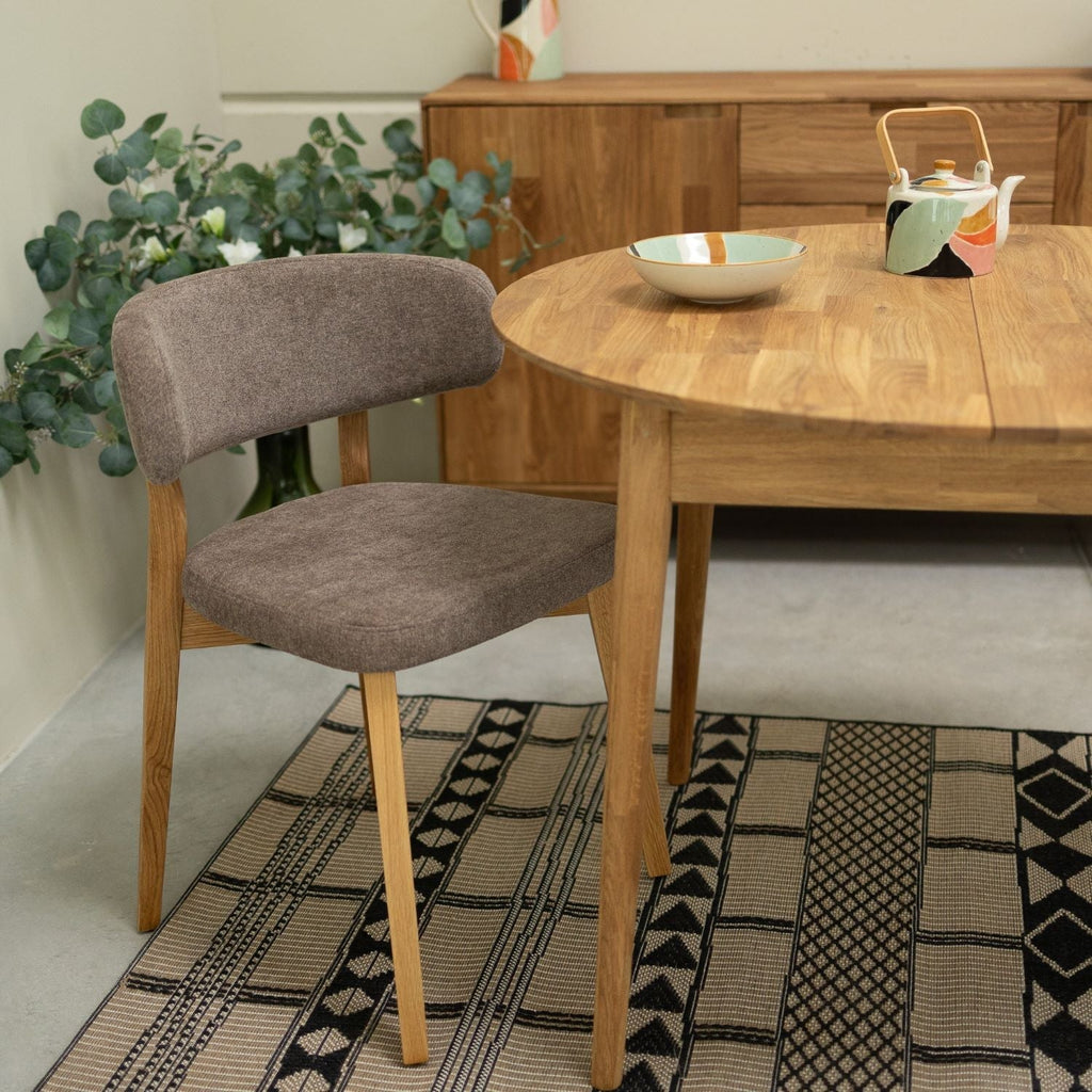 Pack de 2 o 4 Sillas de Comedor de Madera Maciza de Roble Claus, tapizado Gris o Marron | VESKOR