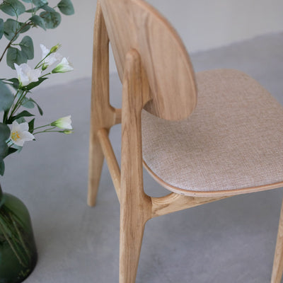 Pack de 2 o 4 Sillas de Comedor Varde, Estructura de Madera Maciza de Roble, Tapizado | NordicStory