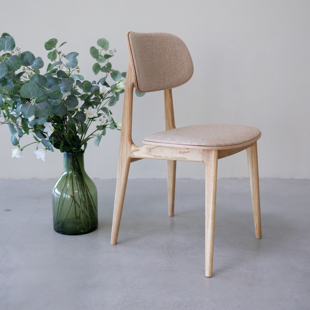 Pack de 2 o 4 Sillas de Comedor Varde, Estructura de Madera Maciza de Roble, Tapizado | NordicStory