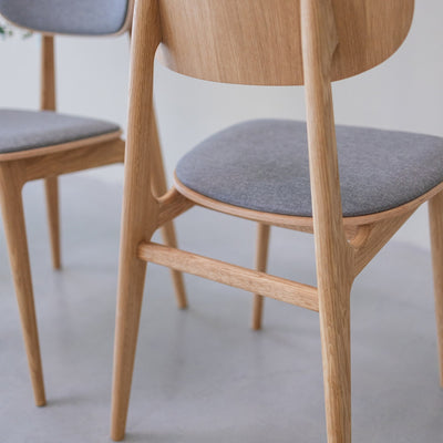 Pack de 2 o 4 Sillas de Comedor Varde, Estructura de Madera Maciza de Roble, Tapizado | NordicStory