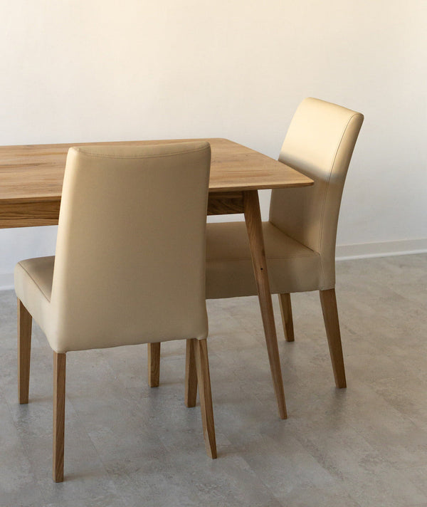 Pack de 2 o 4 Sillas de Comedor Malaga, Estructura de Madera Maciza de Roble, Tapizado en Color Beige | NordicStory