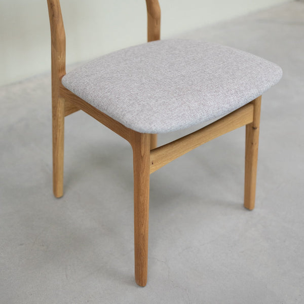 Pack de 2 o 4 Sillas de Comedor de Madera Maciza de Roble Maxwell, tapizado en Gris | VESKOR
