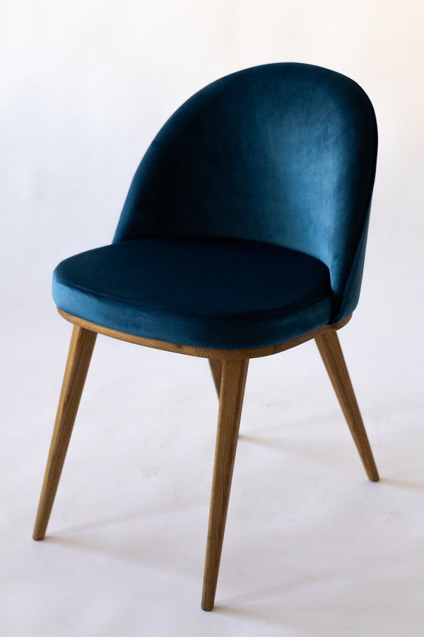Pack de 2 o 4 Sillas de Comedor Clara, Estructura de Madera Maciza de Roble, Tapizado en Color Azul Monako | NordicStory