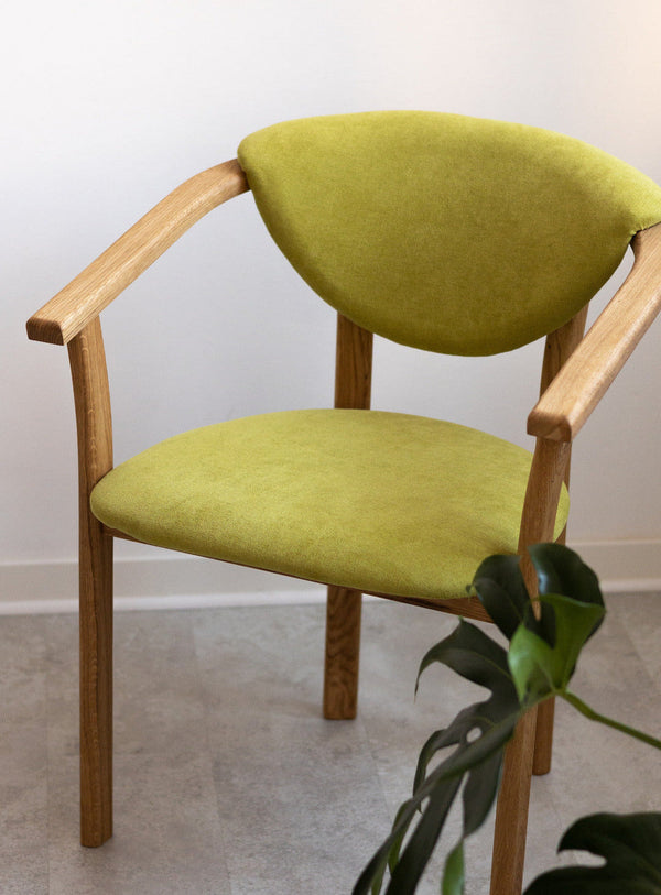 Pack de 2 o 4 Sillas de Comedor Alexis, Estructura de Madera Maciza de Roble, Tapizado en Color Verde Vida | NordicStory