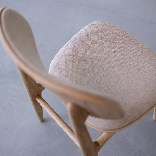 Pack de 2 o 4 Sillas de Comedor Varde, Estructura de Madera Maciza de Roble, Tapizado | NordicStory