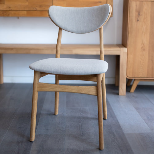 Set van 2 of 4 Maxwell eetkamerstoelen van massief eikenhout, gestoffeerd | VESKOR